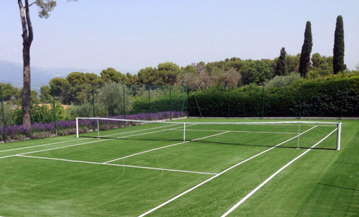 Terrain de tennis dans le jardin