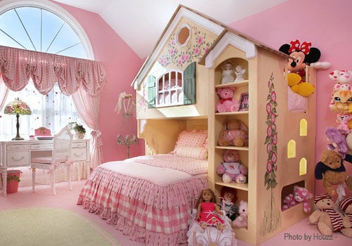 Cabane d'enfant intérieure avec lit de