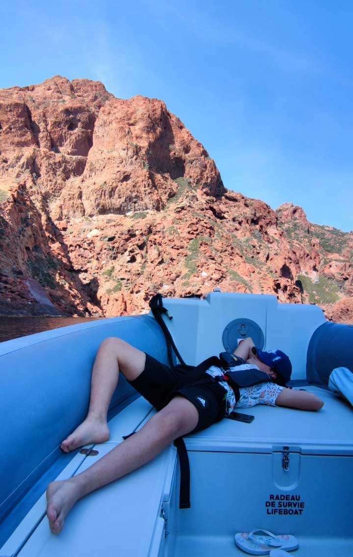 Photo d'un enfant qui dort sur un bateaux