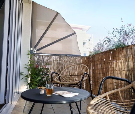 jardinière de canisse en bambou sur un balcon