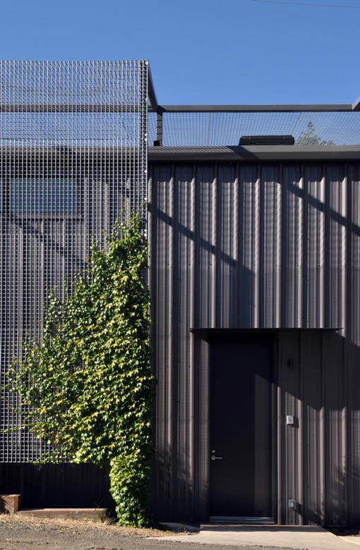 Blog Bien au Jardin : Le grillage industriel dans l'architecture d'intérieur, Sonoma Barn Front Shading, source Michael Hennessey Architecture