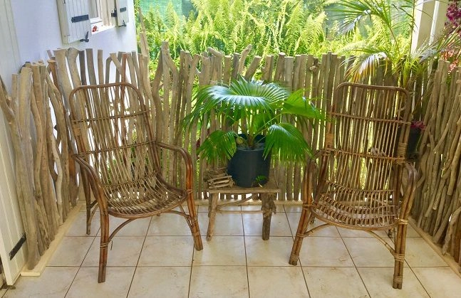 Terrasse avec barrière en bois flotté