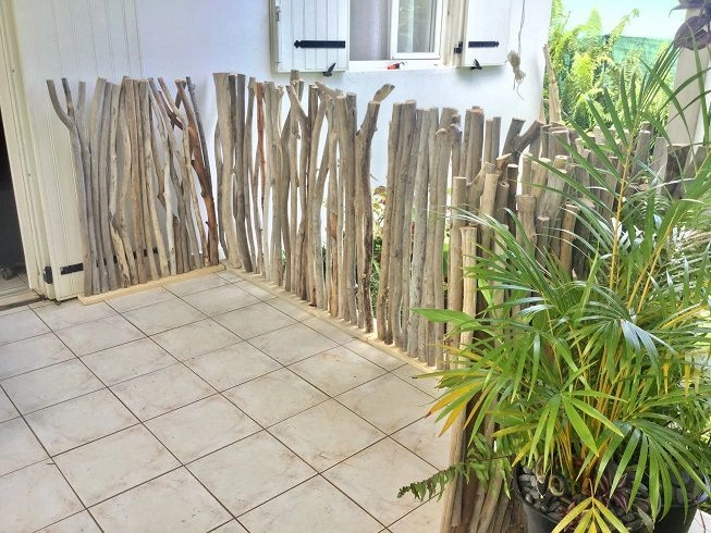 Terrasse avec barrière en bois flotté