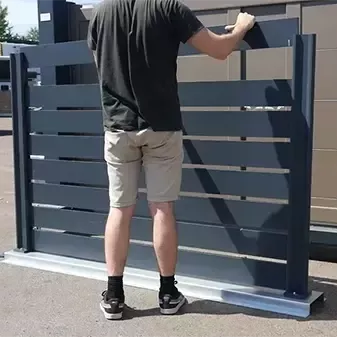Pose clôture : installation dernière lame aluminium