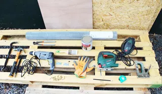 Ensemble des outils nécessaires à la construction d'un poulailler