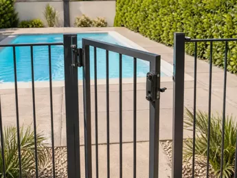Portillon de piscine ouvert