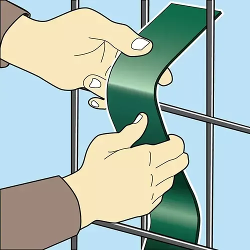 Brise vue : Etape 3 de l'installation d'un brise-vue en lamelle a tresser PVC