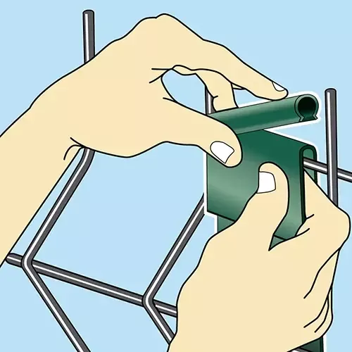 Brise vue : Etape 4 de l'installation d'un brise-vue en lamelle à tresser PVC