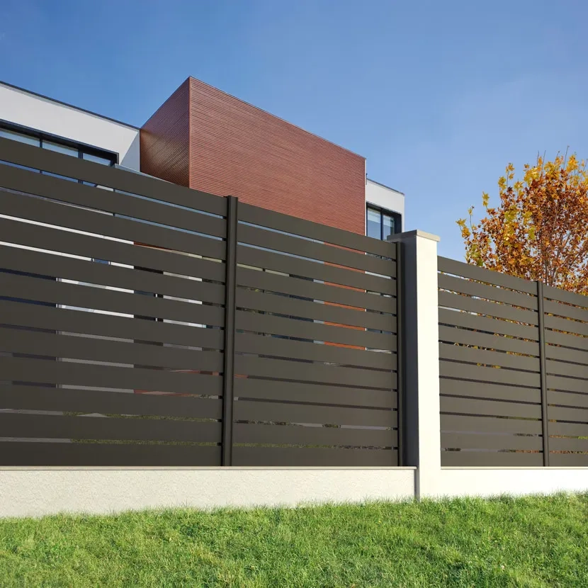 Cloture aluminium ajouree: vue avec maison