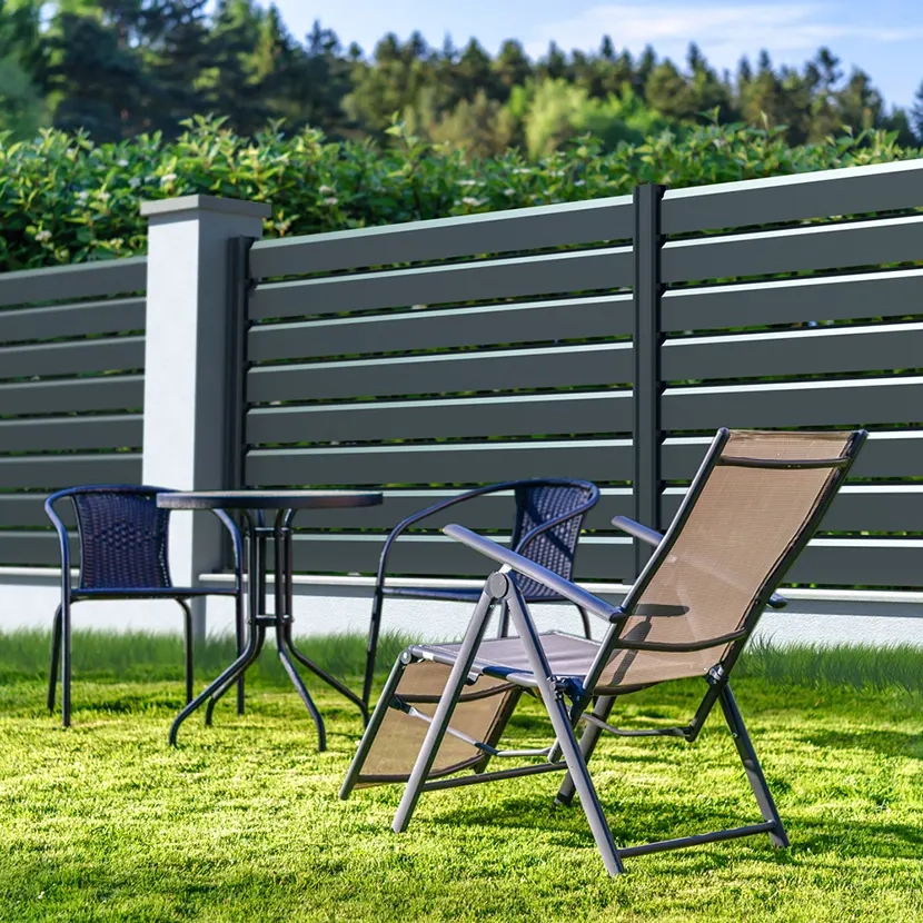 Cloture aluminium persienne: Installation jardin moderne