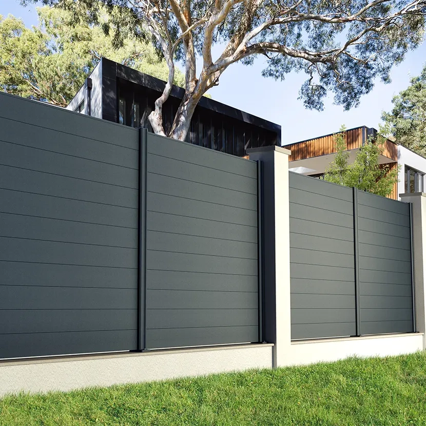 Cloture aluminium pleine lames 150mm: vue maison jardin