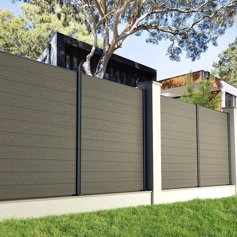 Cloture composite pleine: vue jardin maison