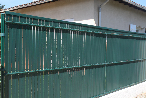 Brise vue : Brise vue PVC couleur vert RAL 6005 installé